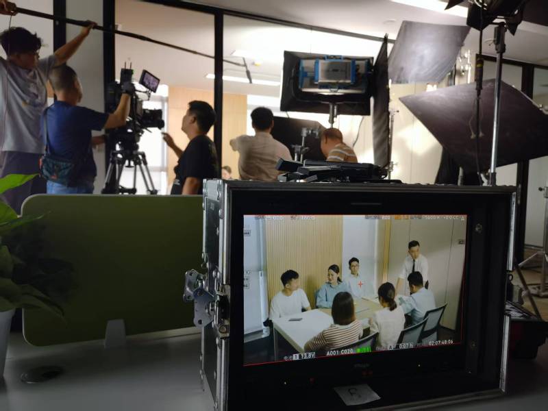 营山县TVC拍摄公司：科技产品视觉化大师，诠释未来感与功能美学